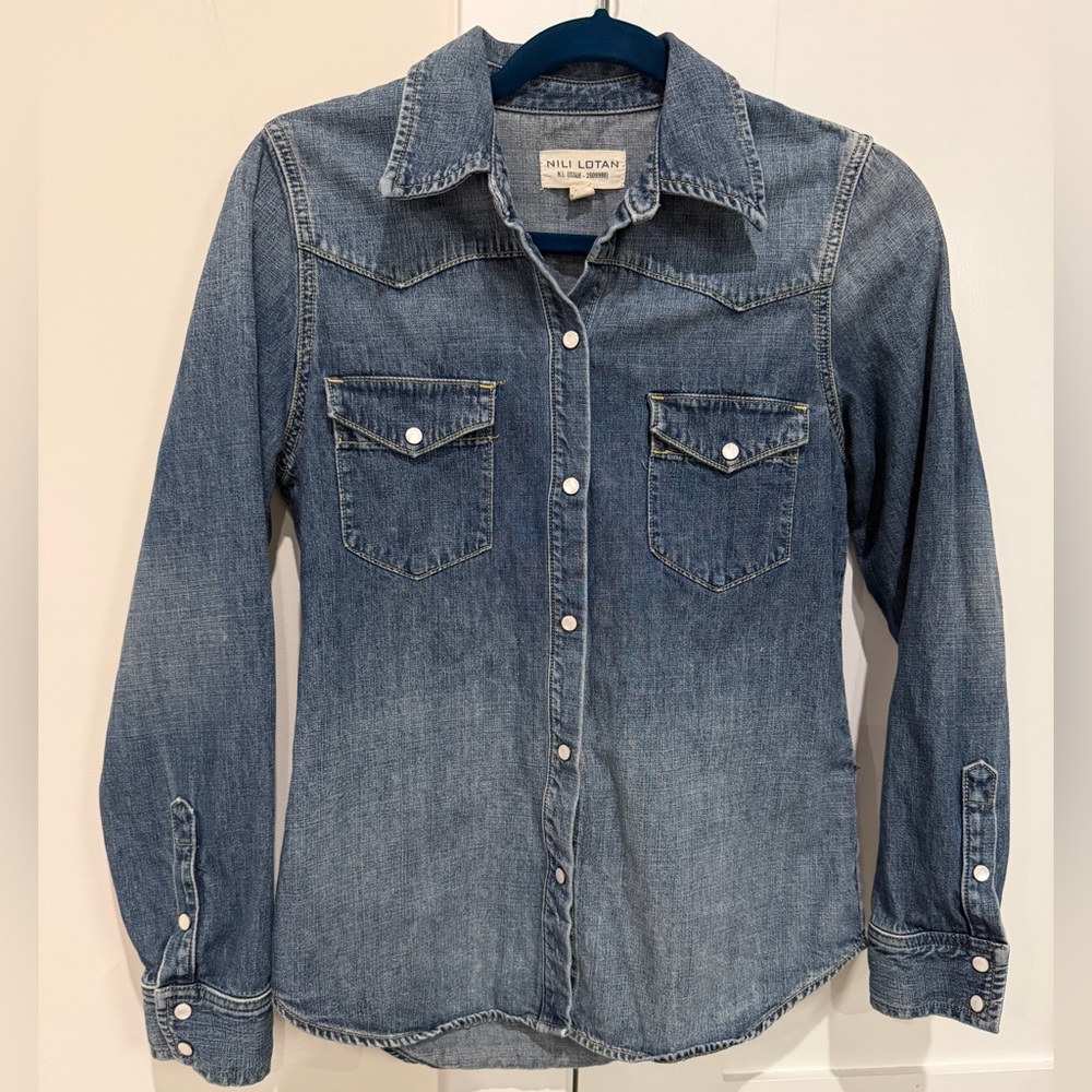 NILI LOTAN Travis Denim Shirt In Classic Wash Size XS EUC - Picture 2 of 16